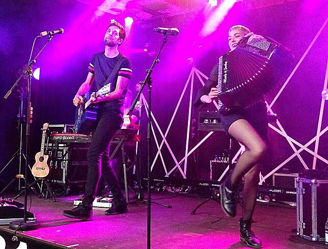 Tanzbarer Franco-Pop aus der Schweiz mit der Gruppe Carrousel sorgte für den perfekten Auftakt beim Innenhof-Festival.
