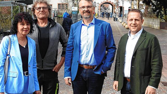 Er will Oberbürgermeister von Waldshut-Tiengen werden: Martin Gruner (2.v.r.) tritt gegen Amtsinhaber Philipp Frank an. Unterstützt wird ...