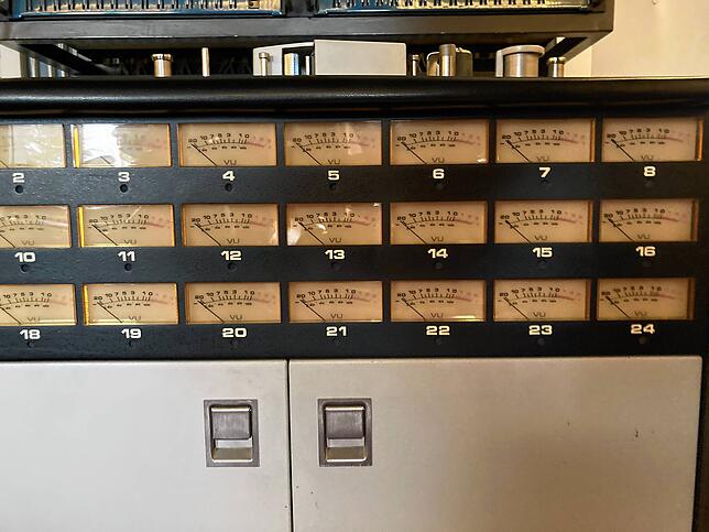 Besser als Stereo: Mit dem analogen Tonband von früher sind bis zu 24 Kanäle parallel möglich. Die Technik ist allerdings nicht ...