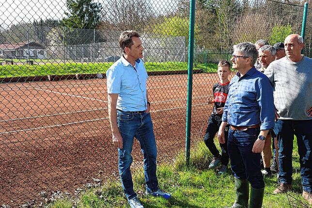 Roland Meßmer (links), Vizevorsitzender des Tennisclubs Rietheim äußert besorgt beim Landtagsabgeordneten Frank Bonath darüber, dass der ...