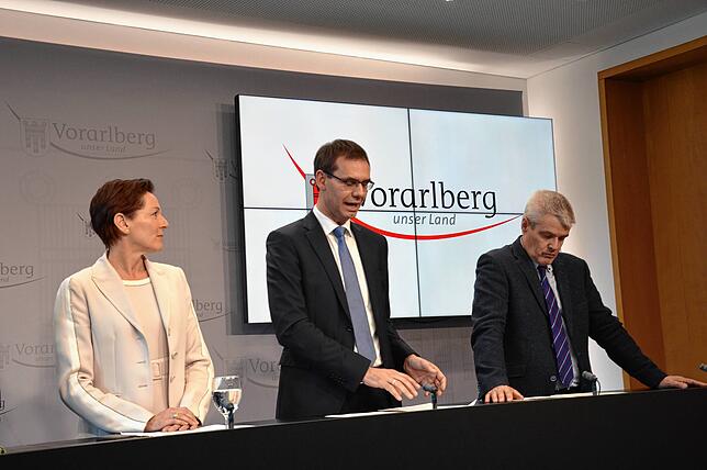 Landeshauptmann Markus Wallner (Mitte) bei einer Pressekonferenz zur Corona-Krise.