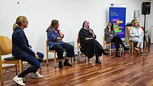 Moderatorin Daniela Aumann mit der evangelischen Pfarrerin Andrea Fink-Fauser, Schwester Philippa Rath, Stephanie Gans und Stefanie ...