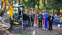 Sie helfen tatkräftig mit (von links): Robin Müller vom Müller Bau Team, die Tabler Erick Drost und Sven Wollenweber, Ortsvorsteher ...