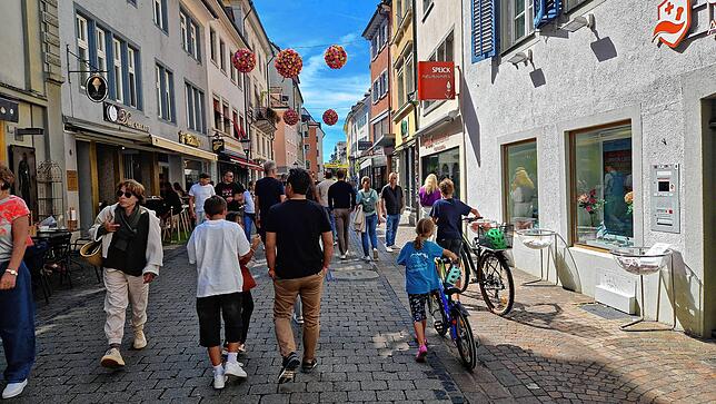 In der Wessenbergstraße dürfen Radfahrer nur nachts rollen. Tagsüber müssen sie schieben.