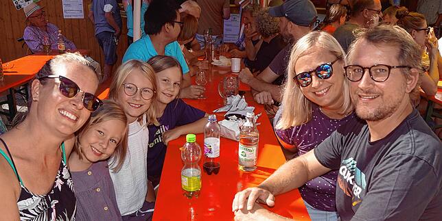 Sylvia Witke, Finja, Leni, Charlotte, Stephie Stein und Patrick Witke haben sich zum Mittagessen auf dem Wollmatinger Dorffest verabredet.