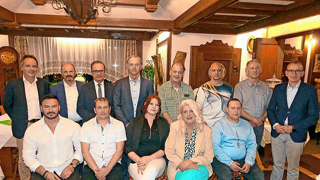 Ehrungen bei der Firma Koepfer mit dem Firmenleiter und Ehrengästen (vorne, von links): Metin Taskir, Jens Fesenmaier, Daniela Bailer, ...
