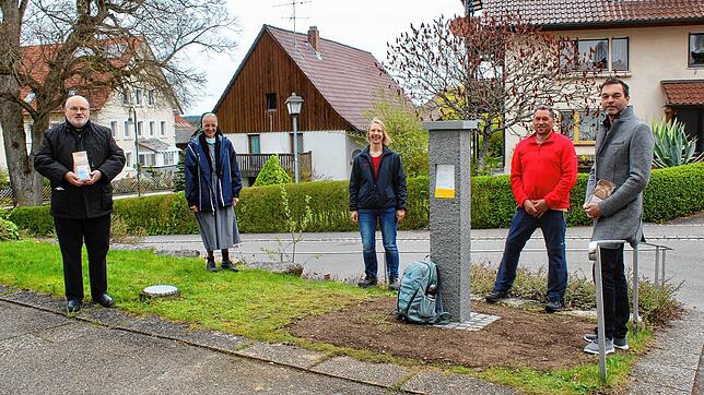 Bevor sich Schwester Benedicta-Maria (2.v.l.) und Schwester Susanne (Mitte) in Begleitung von Dieter Schweikart-Skodda auf den Weg nach ...