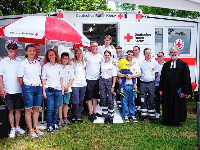 Beim interkulturellen Stadtfest wurde der neue Container eingeweiht &ndash; und geweiht vom evangelischen Pfarrer Harald Kuhnle (rechts).