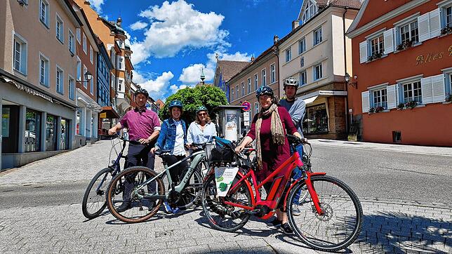 Bürgermeisterin Susen Katter (2. v. li.) erkundet das Radwegenetz mit Carsten Tilsner (links), Sabrina Molkenthin, Marina Steiner und ...