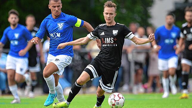 Sein Tor reicht nicht: Philip Lehmann (vorn, gegen Sanel Covic) glich für den FC Wehr beim TuS Stetten zwar aus, doch am Ende unterlag ...