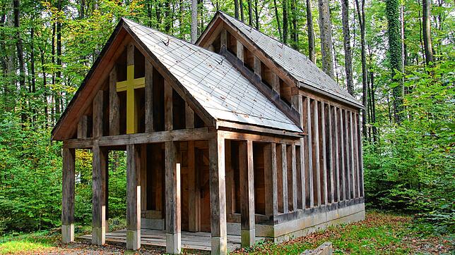 Am Eingang des Bestattungswaldes St. Katharinen steht diese Kapelle aus groben Hölzern. Ein ähnliches Angebot könnte auch in ...