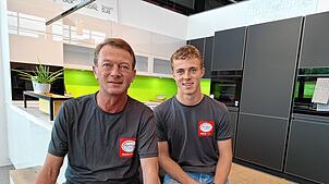 Martin Fritz (links) benennt Sohn David zum gleichberechtigten Geschäftsführer von Küchentreff Martin Fritz. Der 22-Jährige bringt ...