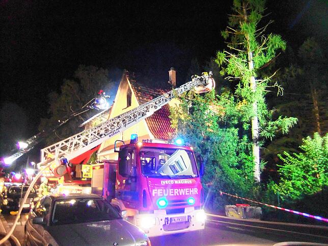Die Feuerwehr ist in der Nacht mit einem Großaufgebot vor Ort.