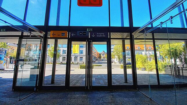 Hier kann es auch sehr ruhig zugehen: Der Schwenninger Bahnhof mit Vorplatz ist allerdings immer wieder Schauplatz von gewalttätigen ...