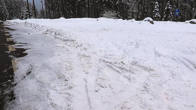 Nicht wirklich geräumt ist der Wanderparkplatz Gutenhöhe, daher parken Langläufer gerne mal die Einfahrt zur Prisenstraße zu. Bild: ...
