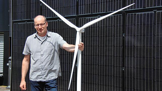 Bene Müller, Vorstandschef bei Solarcomplex aus Singen im Hegau, steht neben einem Modell eines Windrads. Das Unternehmen ist ...