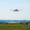 Ein Flugzeug landet auf einer der Pisten am Flughafen Zürich-Kloten.