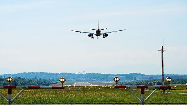Ein Flugzeug landet auf einer der Pisten am Flughafen Zürich-Kloten.