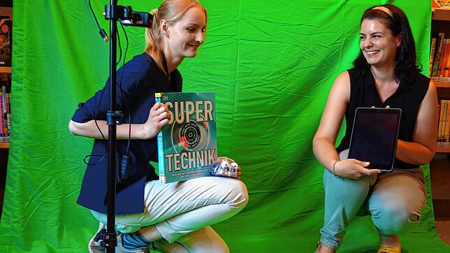Heidi Hössle (links) und Sabrina Böhringer von der Stadtbücherei Überlingen haben eine neue Reihe für Kinder konzipiert, bei der die ...