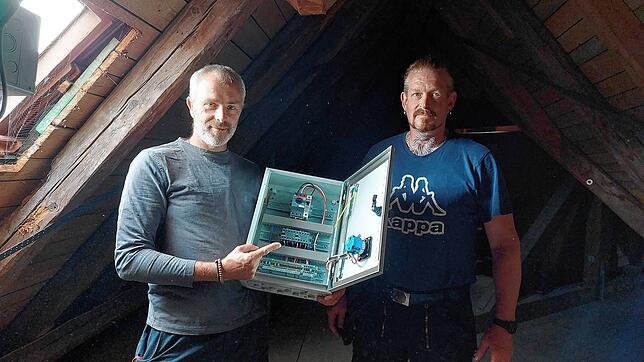 Michael Honke (links) und Cord Raphael, Techniker der Firma Schneider aus Schonach, zeigen unter dem Dach des Rathauses den neuen ...