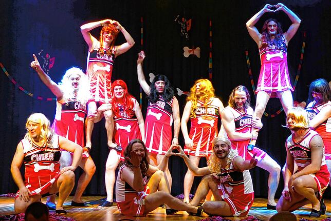 Das Männer-Ballett sorgt beim Gayser-Ball mit akrobatischen Tanzeinlagen für einen gelungenen Abschluss.