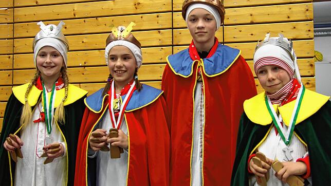 Die neuen Klepperle-Hoheiten: Prinzessin Clara Christ, Königin Lenia Dieterle, König Nelson Riedle und Prinz Nils Kleiner.