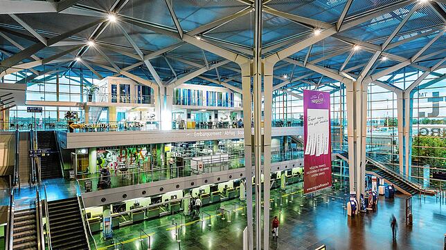 Aufgrund einer Bombendrohung am Dienstag wurde der Flughafen in Basel evakuiert. (Archivbild)