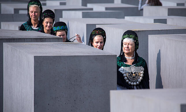 Ein "Denkmal der Schande" nannte der Thüringer AfD-Chef Björn Höcke das Holocaust-Mahnmal in Berlin. Das Bild zeigt Trachtenträgerinnen ...