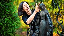 Margarete Schmollinger-Brenner pflegt ein Grab auf dem Hauptfriedhof in Ravensburg. Sie und ihr Mann haben die Patenschaft für zwei ...