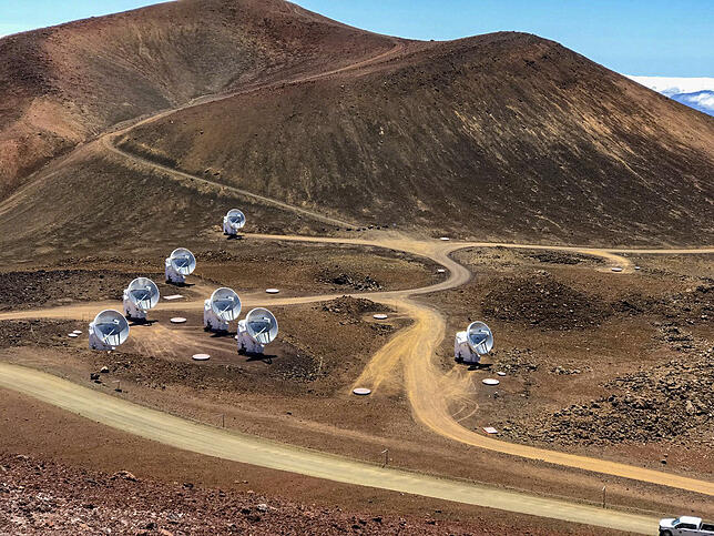 Das Submillimeter-Array auf dem Gipfel des Berges Mauna Kea. Das Observatorium ist eines der acht Einzelobservatorien auf vier ...