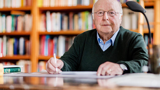 Norbert Blüm (CDU), ehemaliger Arbeits- und Sozialminister, steht in seinem Arbeitszimmer.