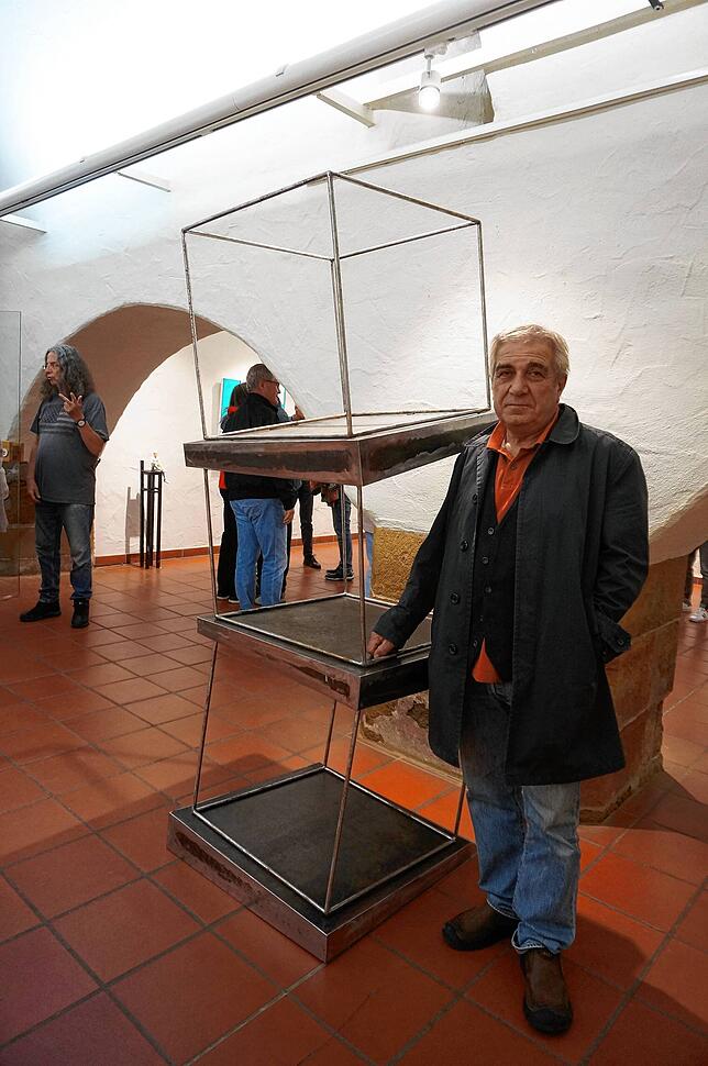 Behrouz Varghaiyan neben seinem Werk „einspluseinspluseinsgleicheins“.