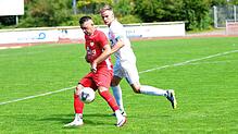 Sein Treffer reicht nicht: Neuzugang Nexhdet Gusturanaj (vorn, gegen Joel Grieshaber von der Spvgg. Gundelfingen/Wildtal) traf bei der ...