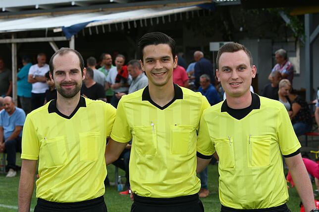 Verbandsliga-Aufstieg: Mathias Heilig (Mitte) vom FC Erzingen &ndash; hier mit den Assistenten Lukas Gäng (links) und Philipp Wendt ...