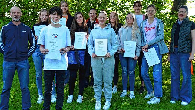 Die stolzen Preisträger mit ihren Lehrkräften (von links): Pirmin Altenburger, Tiziana Streit, Lorenz Marder, Pia Bleise, Fiona Ferati, ...