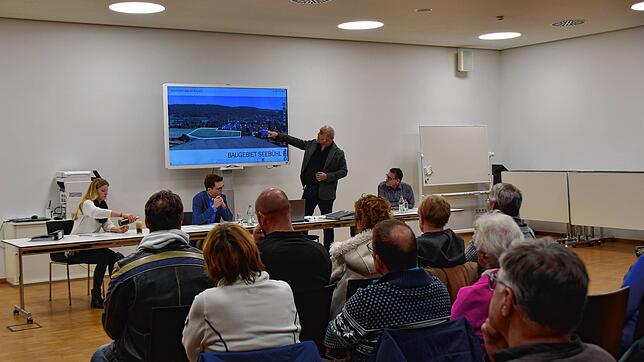 Bereits im Jahr 2022 stellte Andreas Wieser interessierten Anliegern die damaligen Planungen zum Baugebiet Seebühl II vor. Archivbild: ...