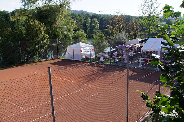 Idyllisch am Rheinufer sind die beiden Tennisplätze und das Clubheim des Tennisclub Hohentengen gelegen, der auf der Anlage bei ...