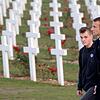 Vor dem Gräbern von Verdun: Frankreichs Präsident Emmanuelle Macron mit einem Studenten anlässlich der Gedenkfeiern zum 11. November 1918.