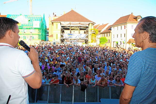 Derzeit unvorstellbar: Jens Neumann (links) und Dieter Bös stehen auf der Bühne und heißen die Besucher willkommen. Das Bild entstand im ...