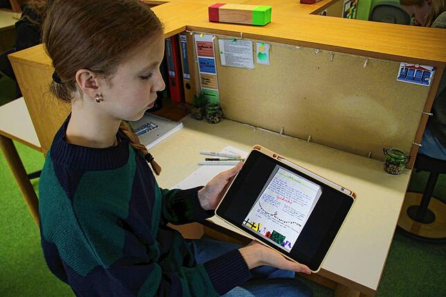 Louisa, Achtklässlerin an der Alemannenschule Wutöschingen, zeigt auf ihrem Tablet einen Brief, den sie einer Seniorin im Pflgeheim zu ...