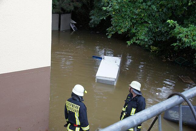 Hochwasser Mitte Juni 2015 in Immenstaad. Hinter einem Haus neben der Tankstelle treibt ein Kühlschrank im Wasser.