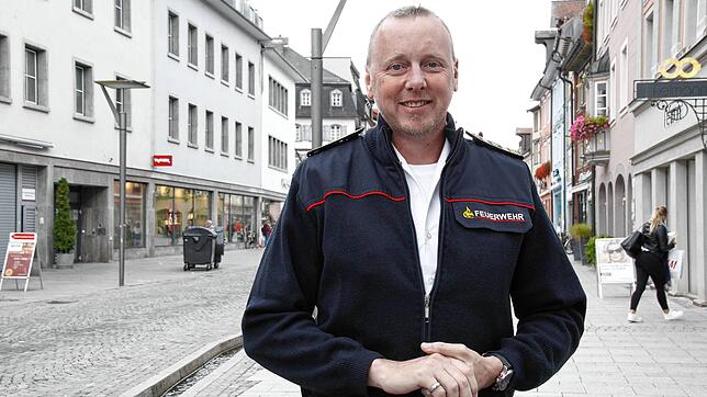 Markus Megerle ist hauptamtlicher Gesamtkommandant der Feuerwehr Villingen-Schwenningen. Die Warnung der Bevölkerung durch die Cell ...