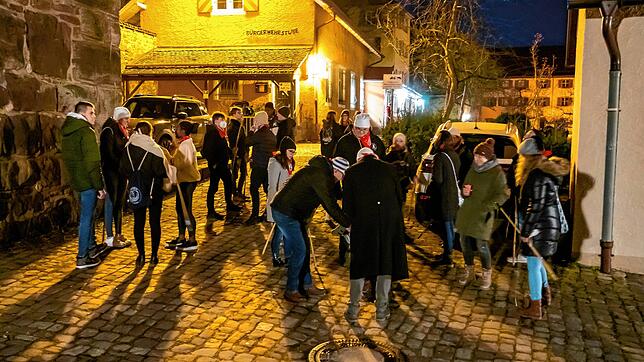 Bereits um 19 Uhr versammeln sich die ersten Rollenträger unterm Romäusturm.