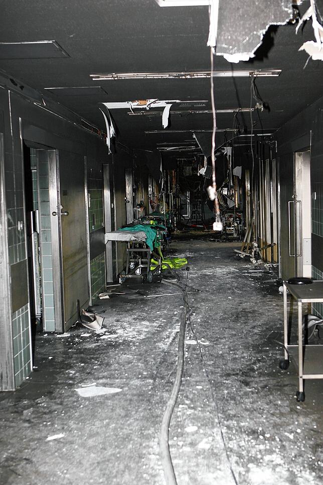 So sah der Operationsbereich nach dem Brand von 2008 von innen aus. Rauch steigt aus dem zerstörten Operationsbereich des Klinikums ...