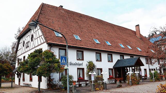 So sieht der stattliche &bdquo;Stadthof&ldquo;, zentral in der Ortsmitte Unterkirnachs gelegen, noch heute aus. Nach dem Verkauf und ...