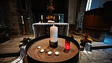 Kerzen sind in der Laurentiuskirche zum Gedenken aufgestellt. Ein 18-Jähriger soll einen zwölfjährigen Jungen am Donnerstagabend in der ...