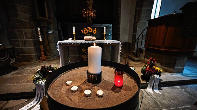 Kerzen sind in der Laurentiuskirche zum Gedenken aufgestellt. Ein 18-Jähriger soll einen zwölfjährigen Jungen am Donnerstagabend in der ...