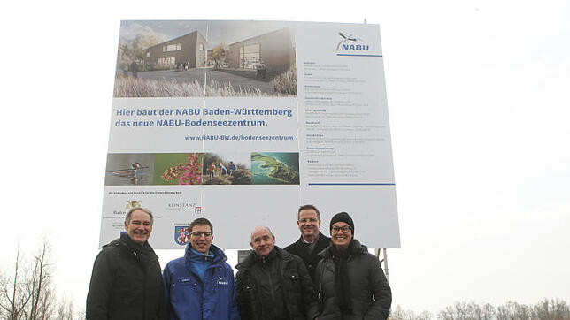 Stehen am Schild: der Konstanzer Baubürgermeister Karl Langensteiner-Schönborn, Johannes Enssle, Nabu-Landesvorsitzender, Architekt ...