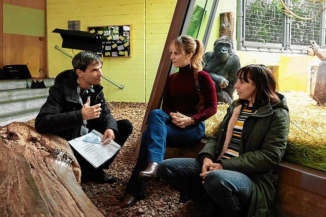 Regisseur Mike Schärer und die beiden Hauptdarstellerinnen, Anna Pieri Zuercher und Carol Schuler. Dahinter schaut ein Gorilla zu.