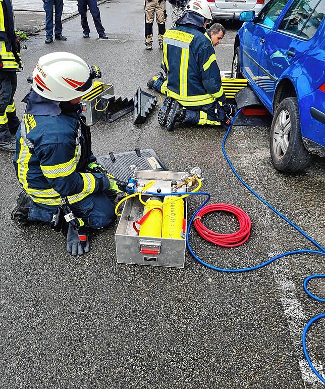 Bild 2: Wasserrohrbruch hat Folgen: Asphalt-Stück unter Auto bricht ein